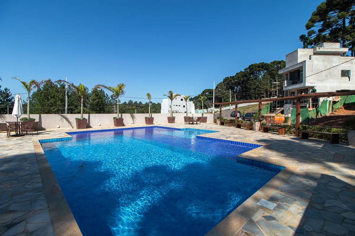 Piscina aquecida descoberta — com piscina infantil ao lado