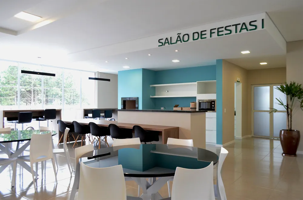 Dois salões de festas — para não disputar data com o vizinho